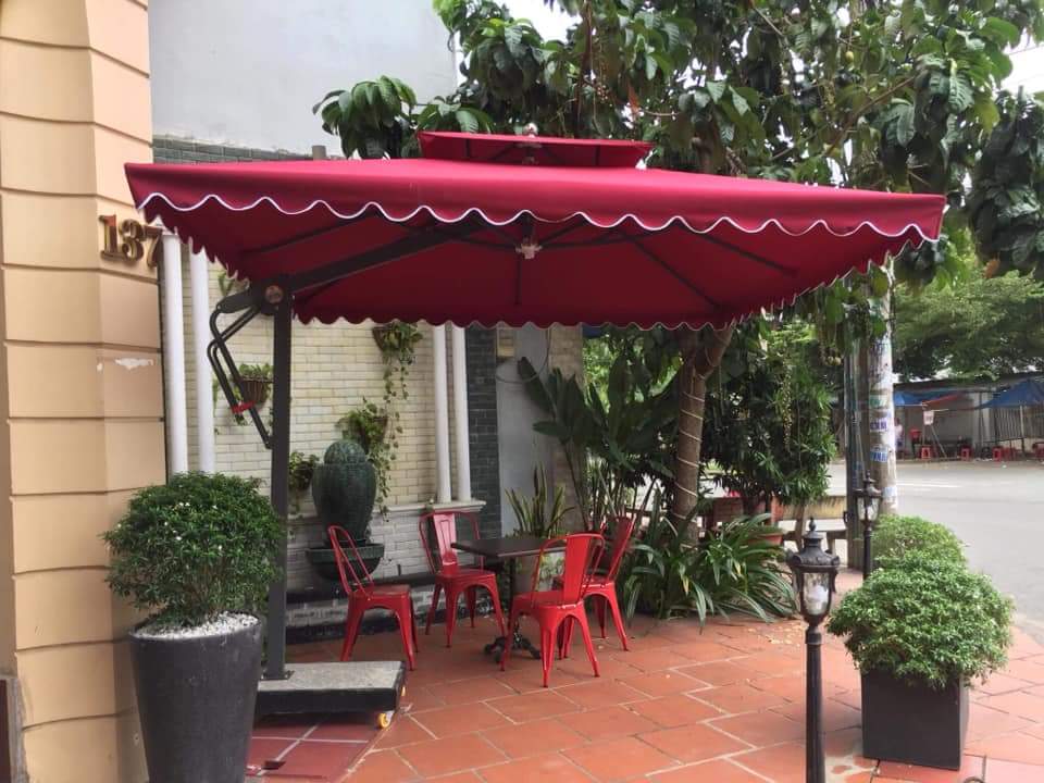 Dù che nắng ban công