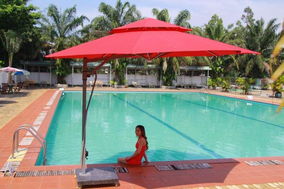 Dù che nắng hồ bơi