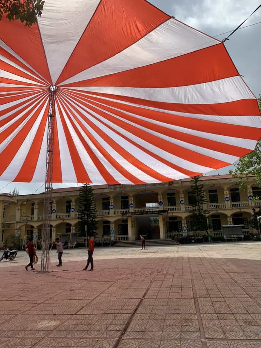 Dù che nắng sân trường