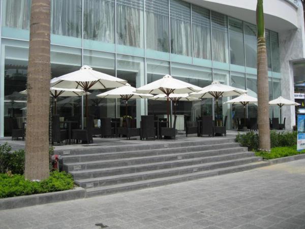 Dù che nắng ngoài trời