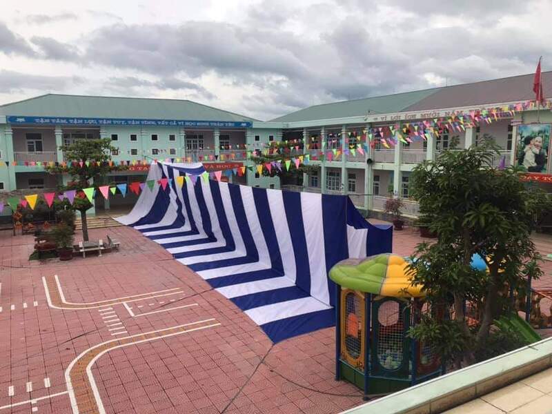 Dù che sân trường