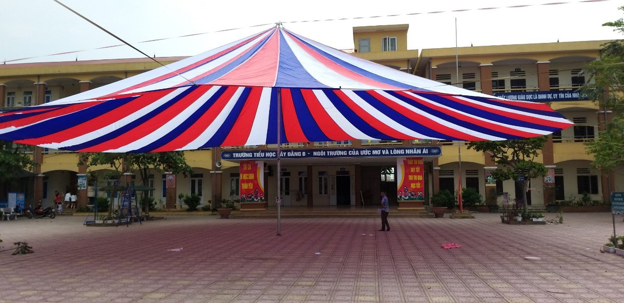 Dù che sân trường màu